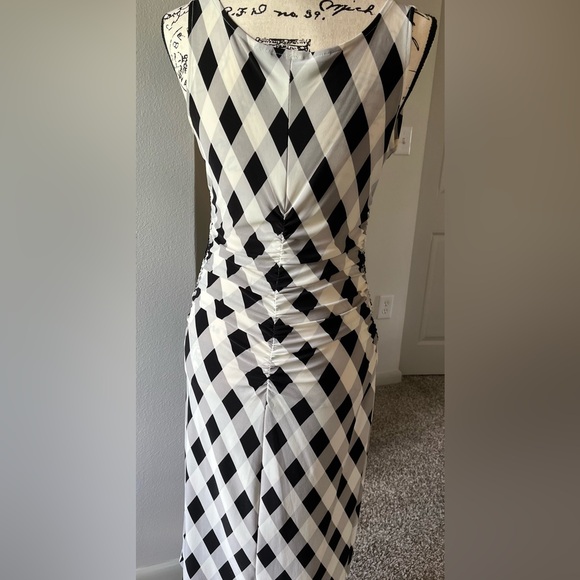 Normakamali black and white dress ruched in back and sides. Sleeveless Size M - Picture 10 of 10